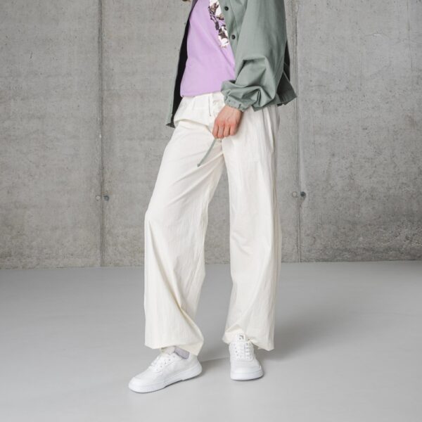 Barebarics Zing all white - na stopie, obie stopy