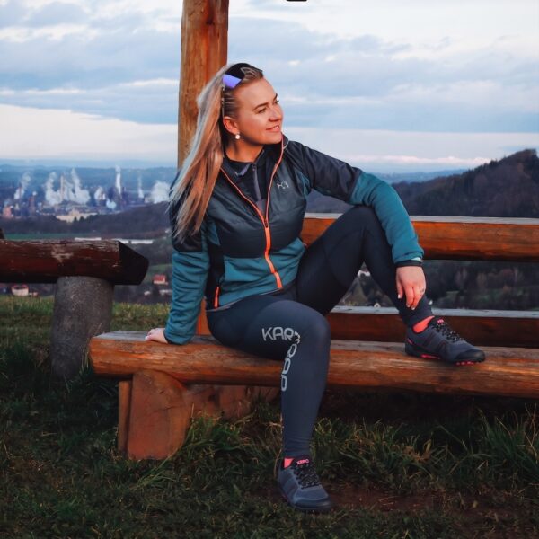 Xero Shoes Mesa Trail II Women asphalt raspberry - na stopie, cała postać na ławce
