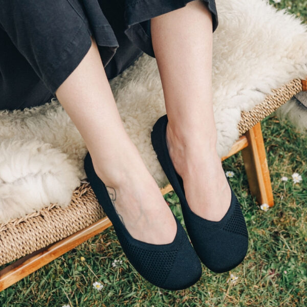 Xero Shoes Phoenix Knit black - z góry, stopy skrzyżowane na baranicy