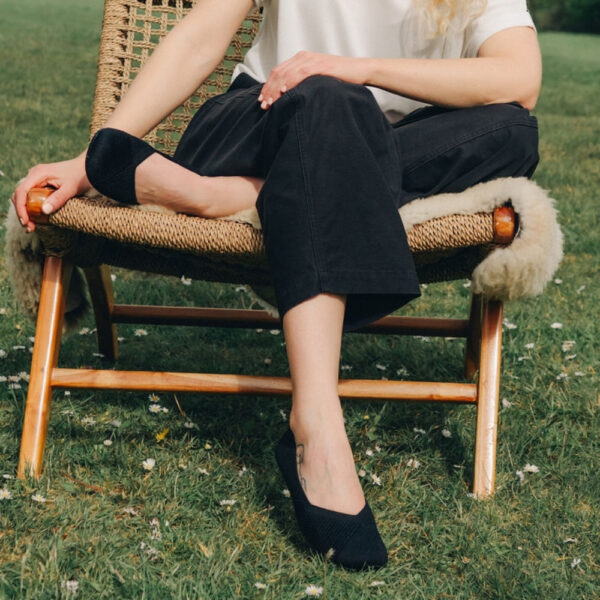 Xero Shoes Phoenix Knit black - na stopie, na fotelu wiklinowym