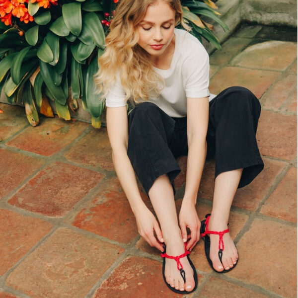 Xero Shoes Genesis Women raspberry - z góry, poprawianie paska