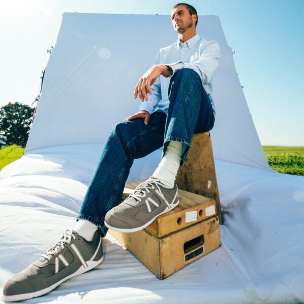Xero Shoes Prio Men fallen rock - na stopie, na drewnianej skrzyni