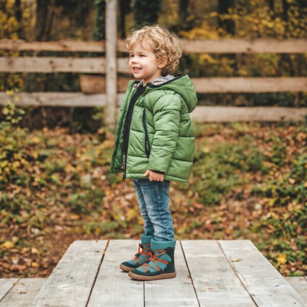Froddo Barefoot Tex Track Wool petroleum - bok lewy, chłopiec przy płocie