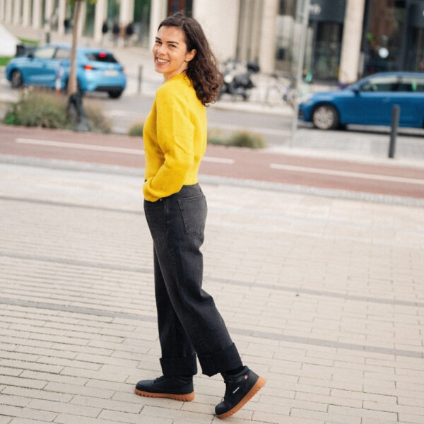 Be Lenka ArcticEdge black rubber - na stopie, spojrzenie przez ramię