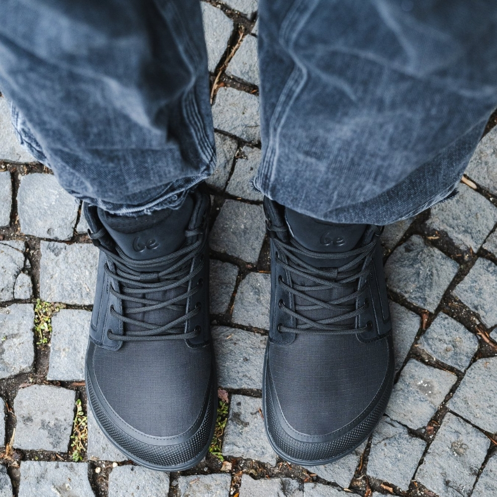 Zimowe buty barefoot Be Lenka ArcticEdge na zimnym bruku – widok z góry