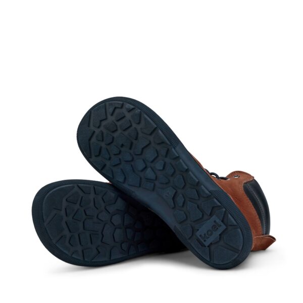 Koel Barefoot Florence Hydro chocolate - dwie podeszwy, but oparty o drugi leżący na boku