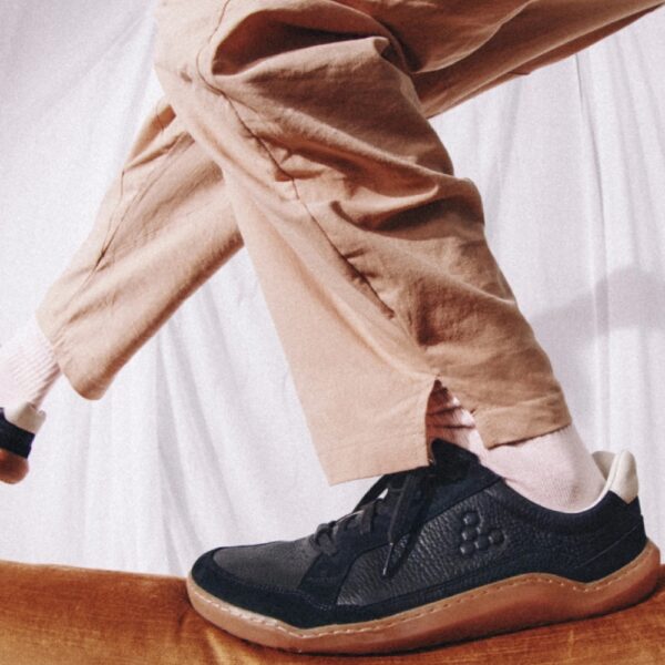 Vivobarefoot Gobi II Sneaker Premium Leather Mens obsidian - bok prawy, noga oparta o mebel