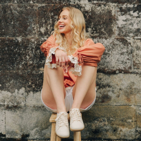Xero Shoes Dillon Canvas Women natural gum - na stopie, siedząc na stołku