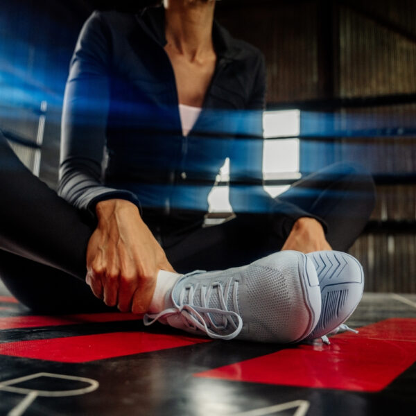 Xero Shoes Nexus Knit Women sky blue - zbliżenie, dłoń na kostce