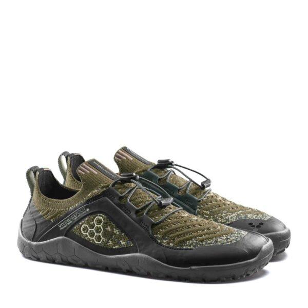 Vivobarefoot Primus Trail Knit FG Mens dark olive - para butów stojących bokiem, widoczny zapiętek i pętla przy pięcie