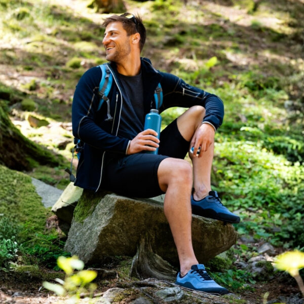 Be Lenka Trailwalker 3.0 navy - na stopie, noga na kamieniu