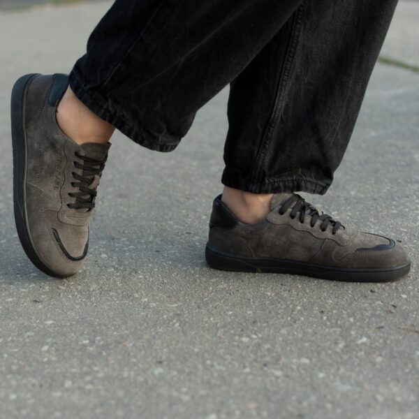 Pikobare Barefoot Bronx grey - buty na nogach osoby idącej ulicą