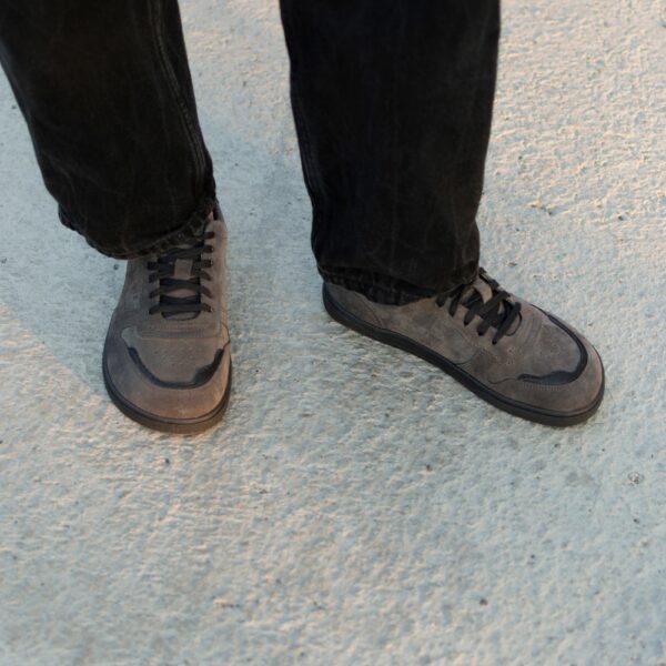 Pikobare Barefoot Bronx grey - buty na nogach stojącej osoby, widok z bliska