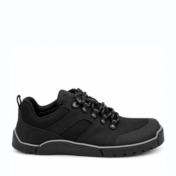 Buty barefoot Magical Shoes Tundra black - but z prawej strony, sznurówki skrzyżowane, jasne tło
