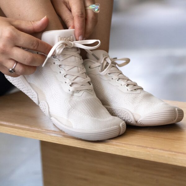 Koel Barefoot Nica Beige - zbliżenie, wiązanie sznurówek