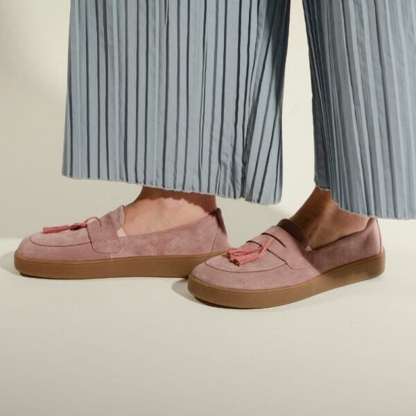 Pikobare Barefoot Porto rose - obie stopy w butach pod nogawkami spodni