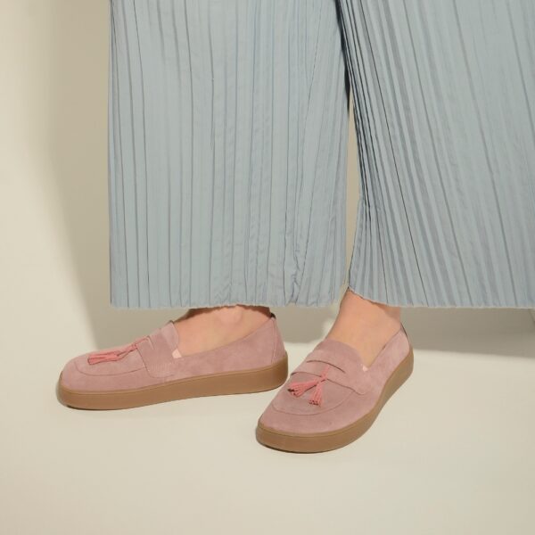 Pikobare Barefoot Porto rose - obie stopy w butach pod plisowanymi nogawkami jasne tło