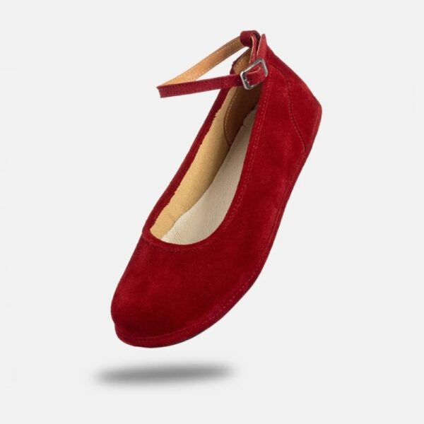 Magical Shoes Ada Olive merlot - but uniesiony ukośnie w powietrzu, widoczna wkładka i zapięty pasek