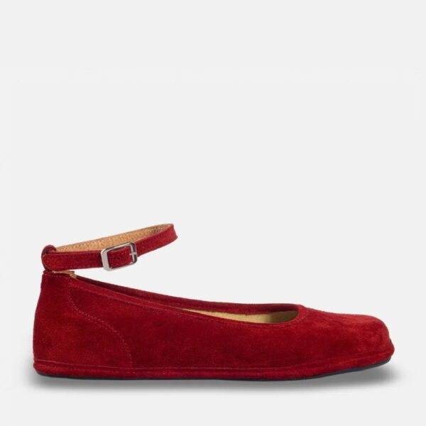 Magical Shoes Ada Olive merlot - but widziany z boku na jasnym tle z paskiem