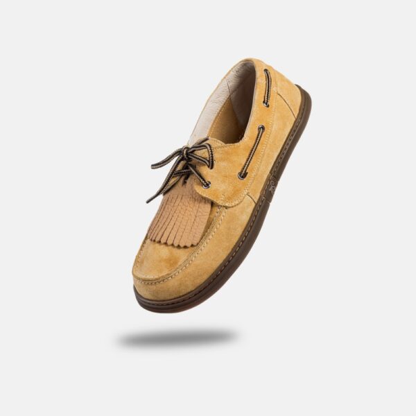 Magical Shoes Galeon beige - pojedynczy but sfotografowany w locie, wyraźny cień pod podeszwą