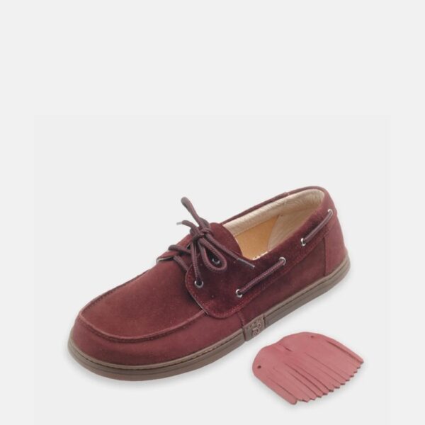 Magical Shoes Galeon burgundy - pojedynczy but pod skosem, obok odpięta frędzla leżąca osobno