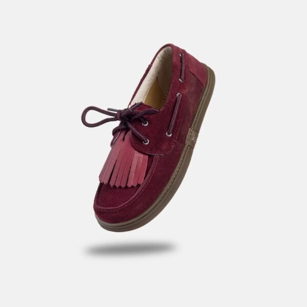 Magical Shoes Galeon burgundy - pojedynczy but uniesiony w powietrzu, ujęcie po skosie z cieniem