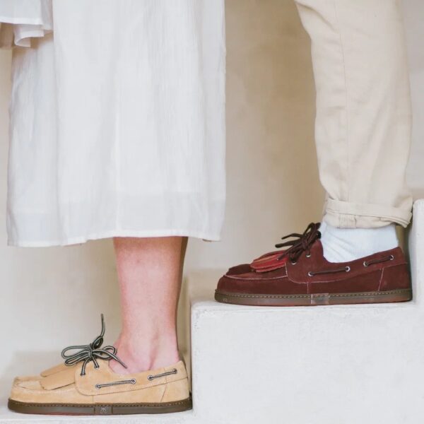 Magical Shoes Galeon burgundy - dwie osoby w butach różnych kolorów, stanie na schodach