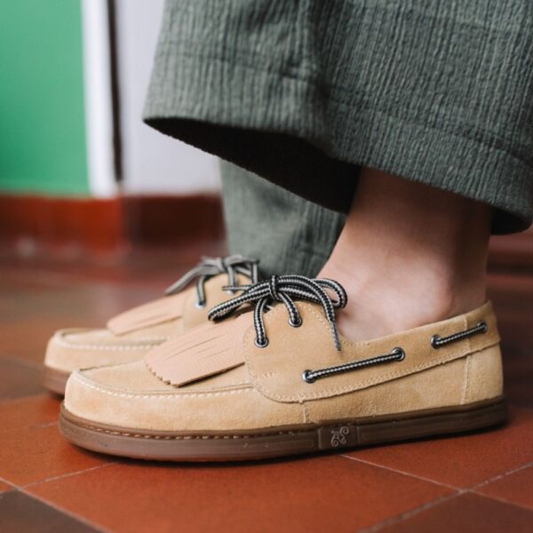 Magical Shoes Galeon beige - para butów na nogach, stanie na kafelkach