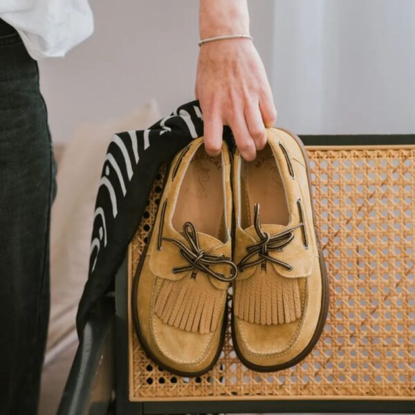Magical Shoes Galeon beige - para butów trzymana w dłoni za sznurówki