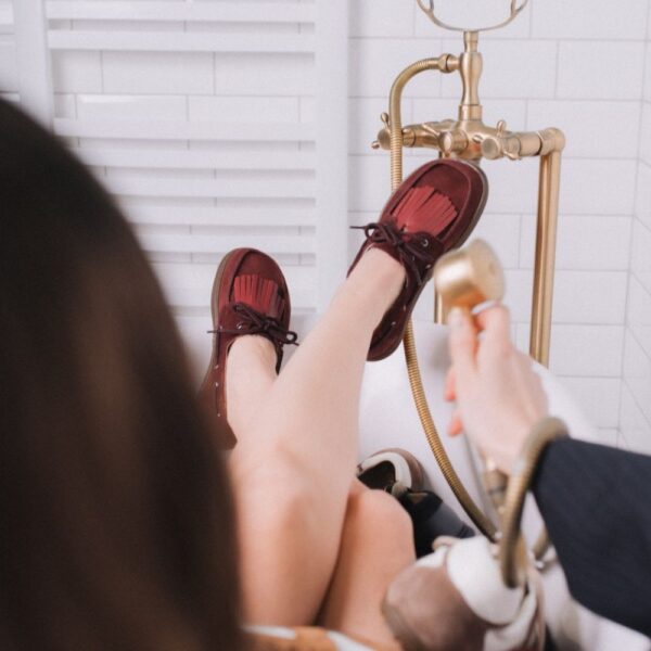 Magical Shoes Galeon burgundy - buty na skrzyżowanych nogach przy wannie z prysznicem
