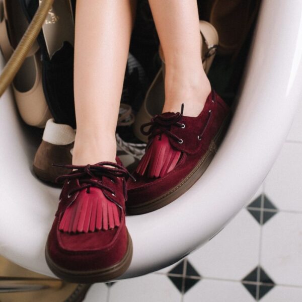 Magical Shoes Galeon burgundy - stopy w butach widziane z góry w wannie