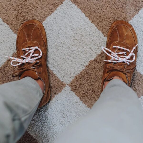 Magical Shoes Legend cognac - widok z góry na obie stopy stojące na kraciastej macie
