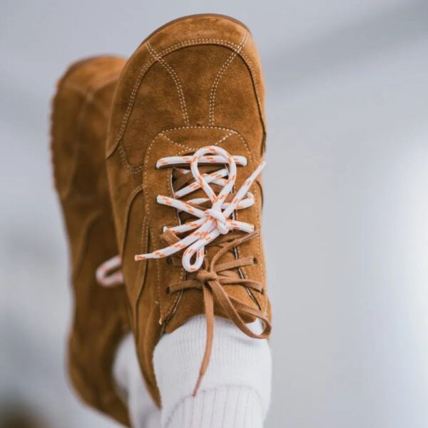 Magical Shoes Legend cognac - uniesione stopy, sznurówki związane w duży węzeł, białe skarpety