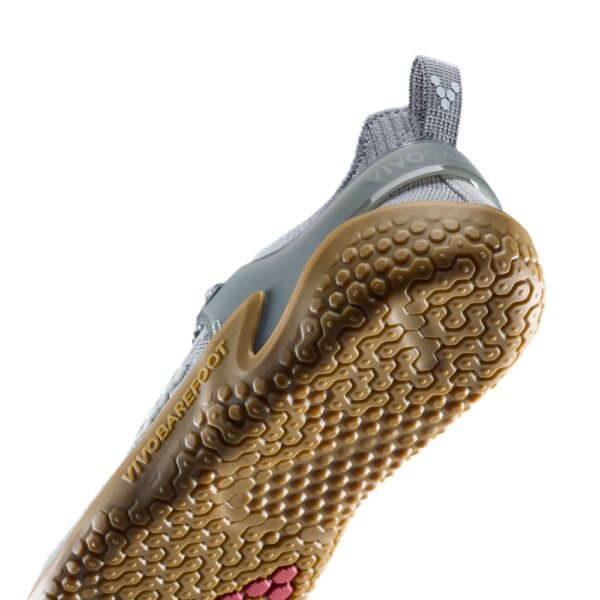 Vivobarefoot Motus Strength II Womens storm cloud - zbliżenie pięty i podeszwy z bieżnikiem