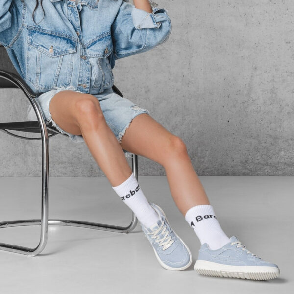 Barebarics Zing Denim light blue - na stopie, siedzi na krześle