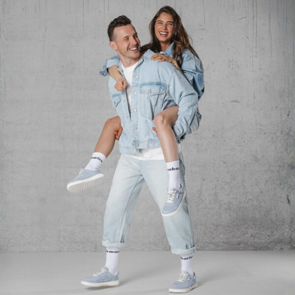 Barebarics Zing Denim light blue - na stopie, mężczyzna niesie kobietę