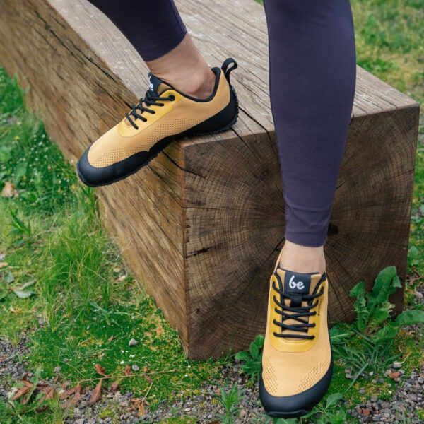 Be Lenka Trailair mustard - na stopie, obie stopy na belce