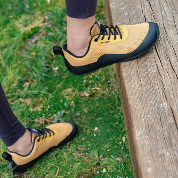 Be Lenka Trailair mustard - zbliżenie, krok na desce
