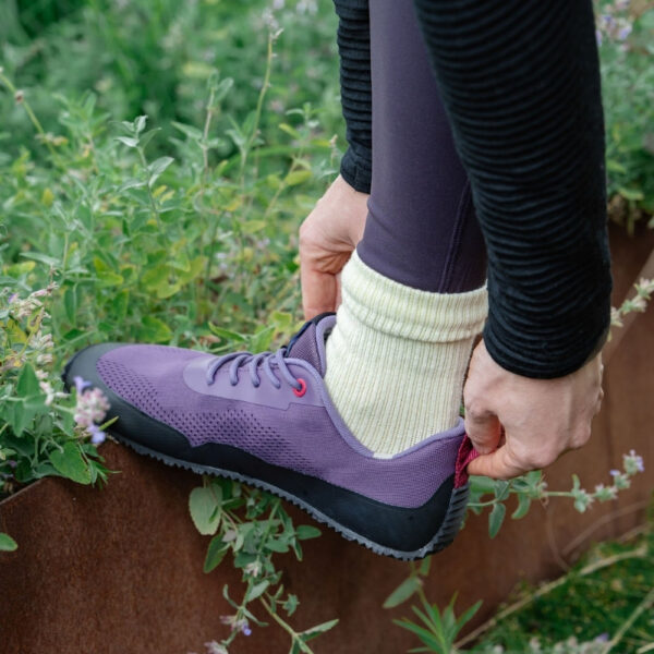 Be Lenka Trailair plum - bok lewy, zakładanie buta