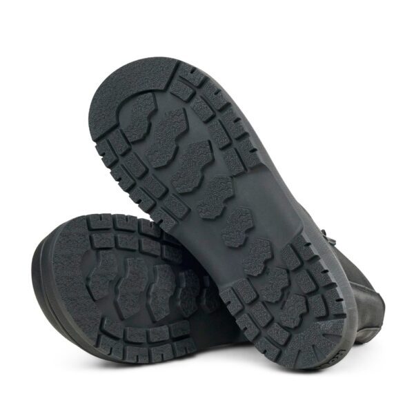 Koel Barefoot Gavien Suede Felt black - dwie podeszwy oparte o siebie, z boku widoczna cholewka buta