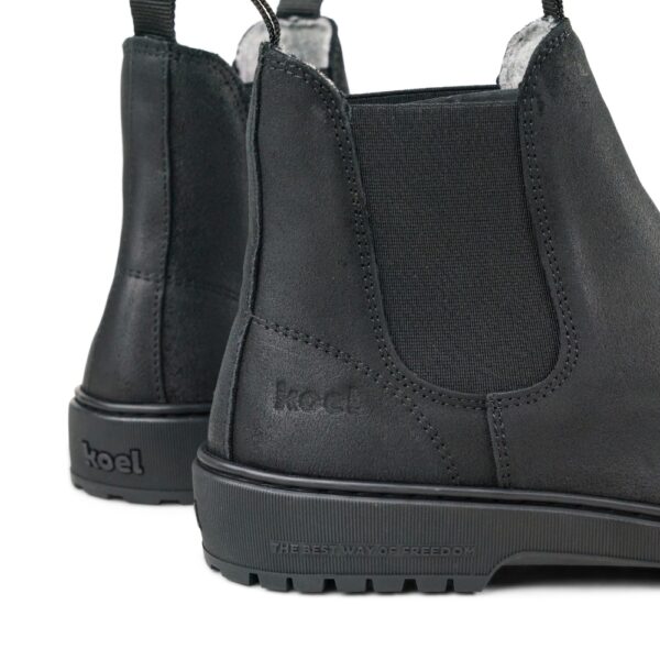 Koel Barefoot Gavien Suede Felt black - zbliżenie pięt i napis wzdłuż krawędzi podeszwy z tyłu butów