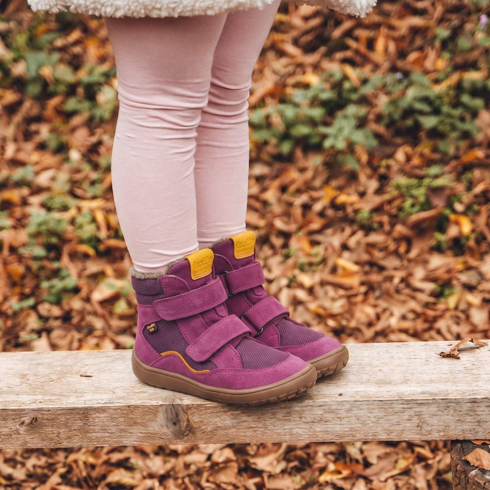 Dziecięce buty zimowe barefoot Froddo Tex Winter na jesiennym spacerze