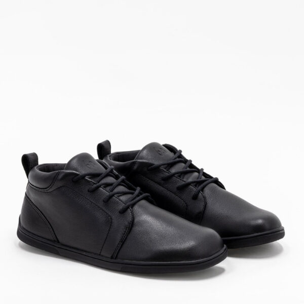Be Lenka Icono Black - dwa buty obok siebie pod skosem pełne sylwetki widoczne