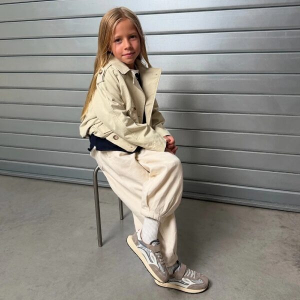 Lejan Melrose Kids silver - dziewczynka na stołku, nogi skrzyżowane, buty na obu stopach