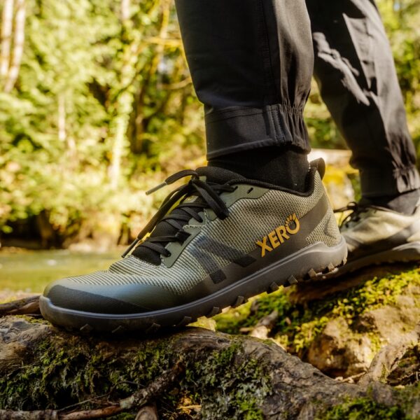 Xero Shoes Mesa Summit Men army green - but na stopie w profilu na kamieniach nad potokiem