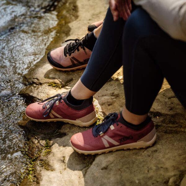 Xero Shoes Mesa Summit WP Women burnt brick - dwie pary butów na stopach, osoby siedzą przy wodzie