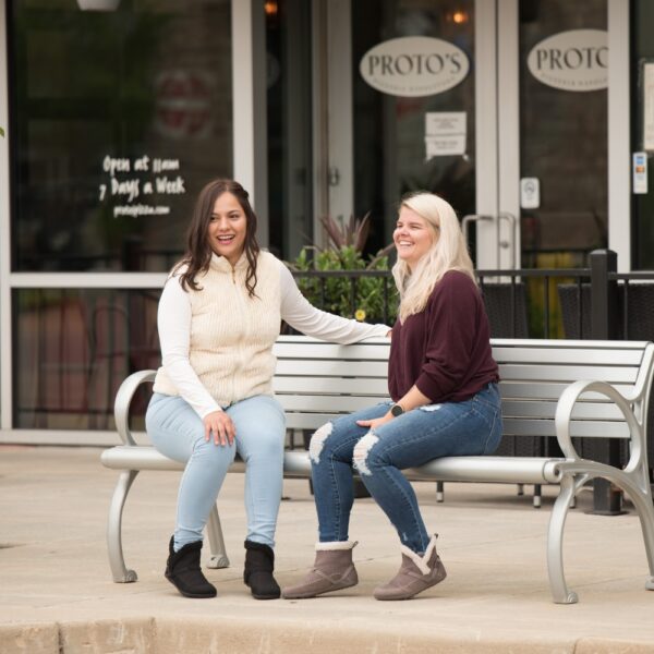 Xero Shoes Ashland Women dark taupe - dwie kobiety na ławce przed kawiarnią, buty widoczne na nogach