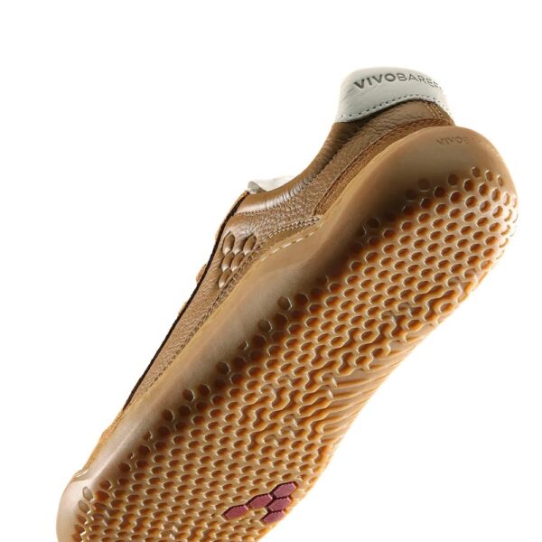 Vivobarefoot Gobi III Sneaker Leather Womens Tan - but przechylony ukazujący rzeźbioną podeszwę z bliska