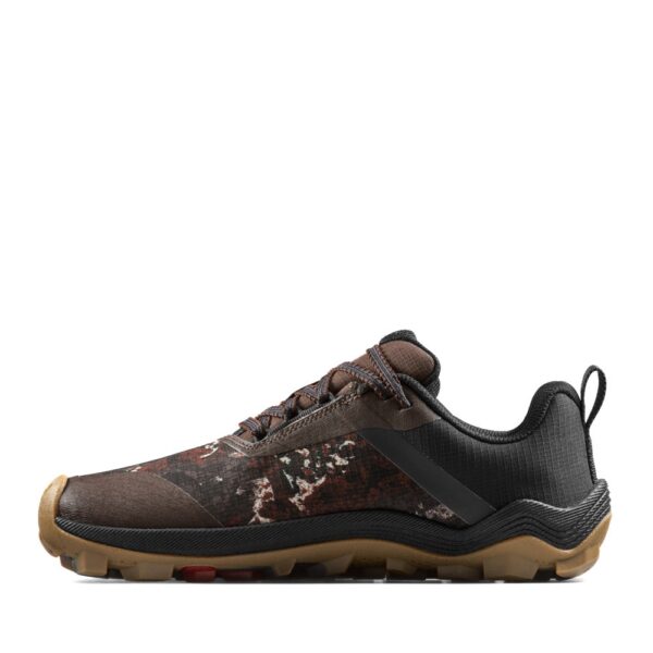 Vivobarefoot Primus Trail Flow WP Mens mole print - but z profilu, wyraźna zawieszka na pięcie i sznurowanie