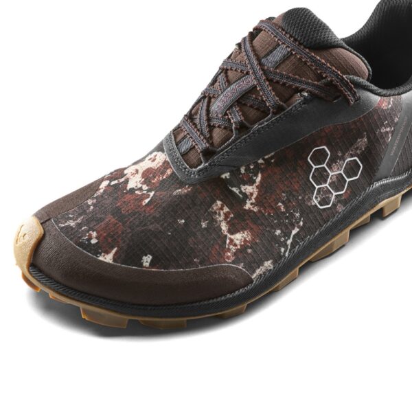 Vivobarefoot Primus Trail Flow WP Mens mole print - but od przodu, sznurowanie i noski, tło białe